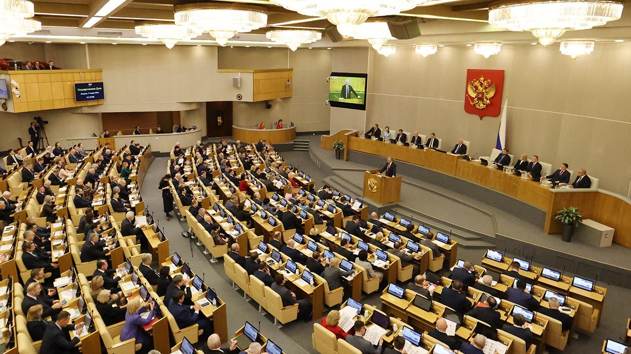 Rosyjska Duma Państwowa chce konfiskować majątki przeciwnikom wojny z Ukrainą, którzy wyjechali z Rosji (fot. Contributor/Getty Images) Rosyjska Duma Państwowa chce konfiskować majątki przeciwnikom wojny z Ukrainą, którzy wyjechali z Rosji (fot. Contributor/Getty Images)