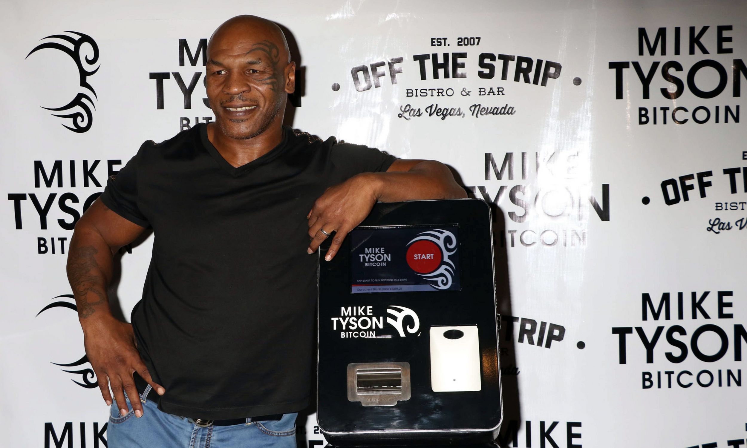 Słynny bokser prezentuje pierwszą na świecie „maszynę bitcoinową Mike Tyson”. Pozuje w Off The Strip Bistro w hotelu Linq w Las Vegas, 24 września 2015 r.Fot. PAP / PA