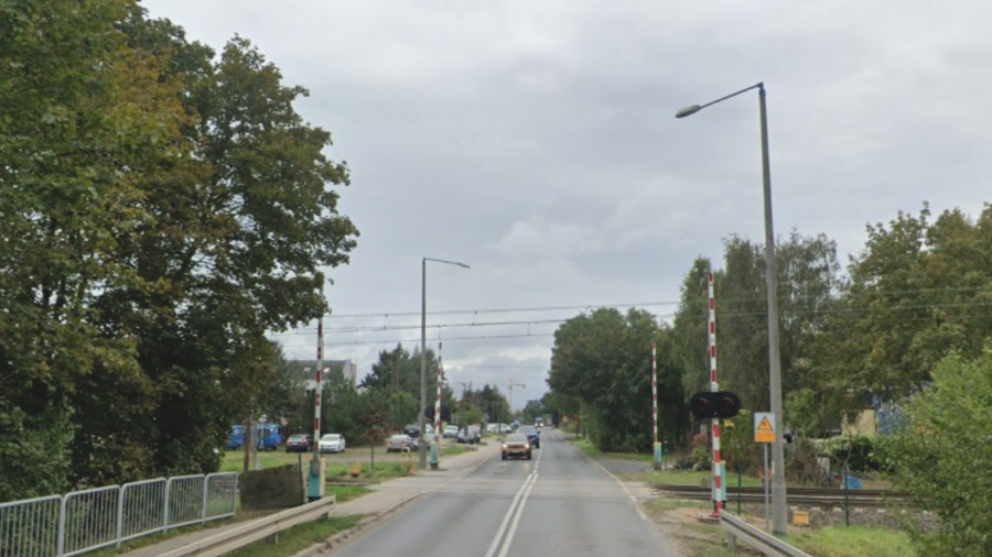 Zamknięto przejazd kolejowy, ul. Naramowicka, Poznań, przejazd kolejowy ul. Naramowicka (fot. Google street View)