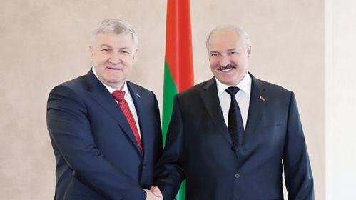 Былы амбасадар Украіны ў Беларусі Міхаіл Ежэль і Аляксандр Лукашэнка. Фота: belarus.mfa.gov.ua