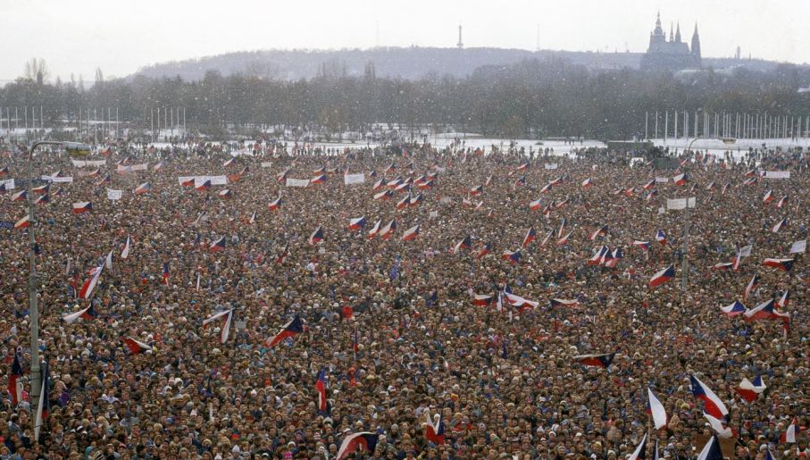 Praga, 25 listopada 1989 (fot. Pool BOUVET/HIRES/Gamma-Rapho via Getty Images)