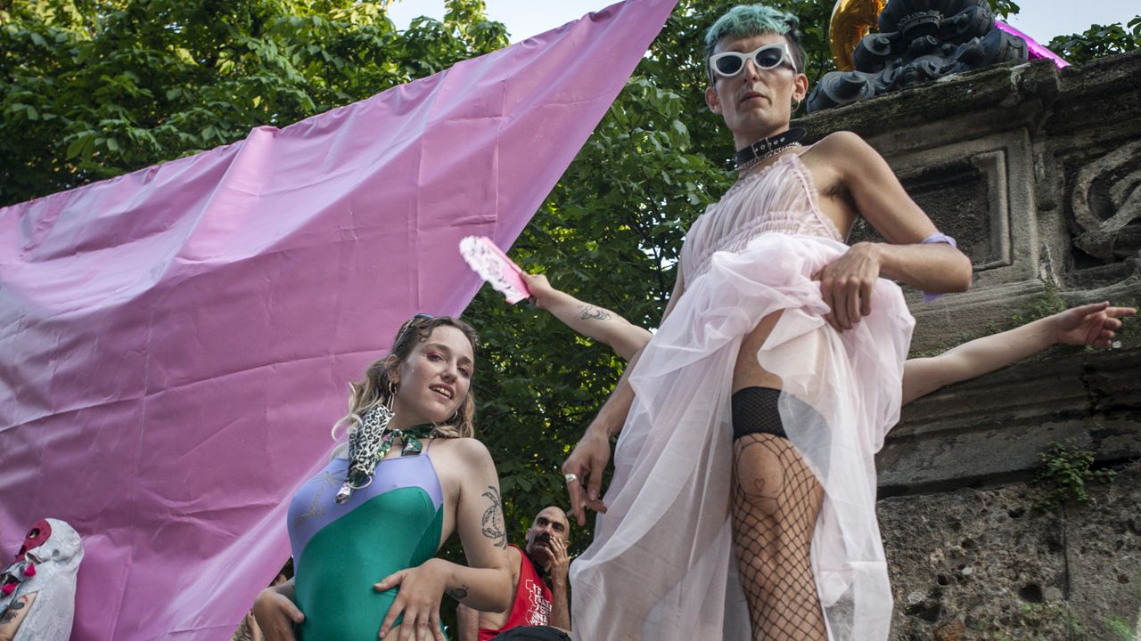 Projekt ustawy przewiduje kary do 6 lat więzienia za przemoc wobec osób homoseksualnych i transseksualnych oraz do półtora roku pozbawienia wolności za dyskryminację (fot. Valeria Ferraro/SOPA Images/LightRocket via Getty Images) Projekt ustawy przewiduje kary do 6 lat więzienia za przemoc wobec osób homoseksualnych i transseksualnych oraz do półtora roku pozbawienia wolności za dyskryminację (fot. Valeria Ferraro/SOPA Images/LightRocket via Getty Images)