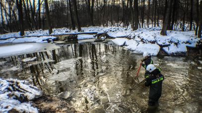 Przeszukiwania podwodne zimą to dla strażaków duże wyzwanie (fot. TVP)