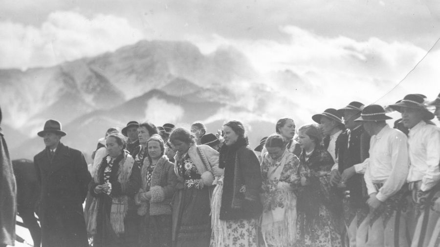 Obchody Święta Zimy w Zakopanem. Grupa górali podczas uroczystości na Równi Krupowej. Luty 1935. Fot. NAC/IKC, sygn. 1-P-3658-44