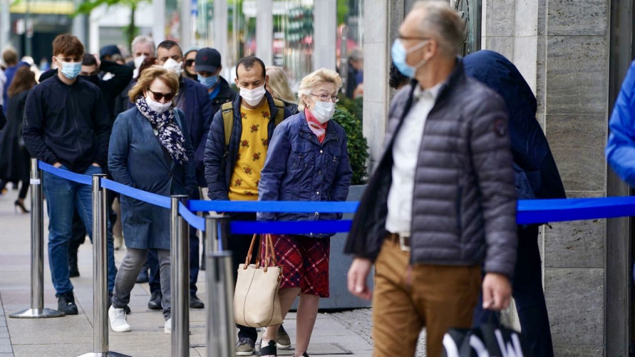 Nowe warianty koronawirusa mogą pojawić się w Niemczech (fot. Sean Gallup/Getty Images) Nowe warianty koronawirusa mogą pojawić się w Niemczech (fot. Sean Gallup/Getty Images)