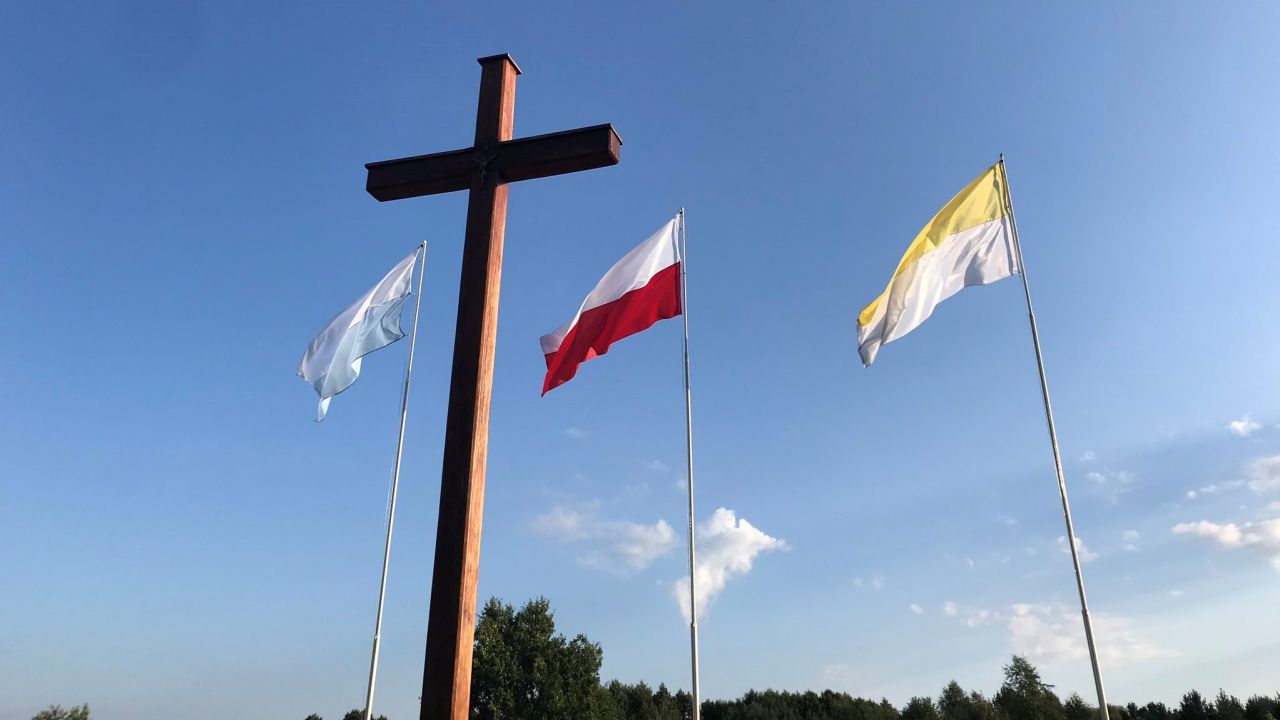 Minister Mariusz Błaszczak złożył wieniec przy krzyżu upamiętniającym bohaterską śmierć ks. Ignacego Skorupki w Ossowie (fot.Twitter/MON_GOV_PL) Minister Mariusz Błaszczak złożył wieniec przy krzyżu upamiętniającym bohaterską śmierć ks. Ignacego Skorupki w Ossowie (fot.Twitter/MON_GOV_PL)