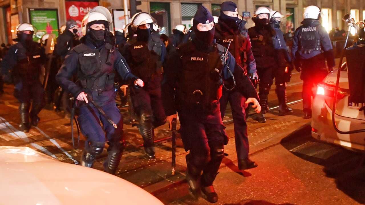 Policja stała się celem politycznych ataków (fot. PAP/Radek Pietruszka) Policja stała się celem politycznych ataków (fot. PAP/Radek Pietruszka)