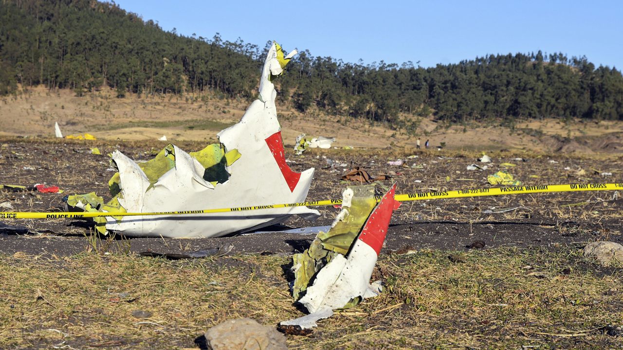 Boeing rozbił się sześć minut po starcie, około 60 km na południowy wschód od stolicy Etiopii (fot. EPA/STR)