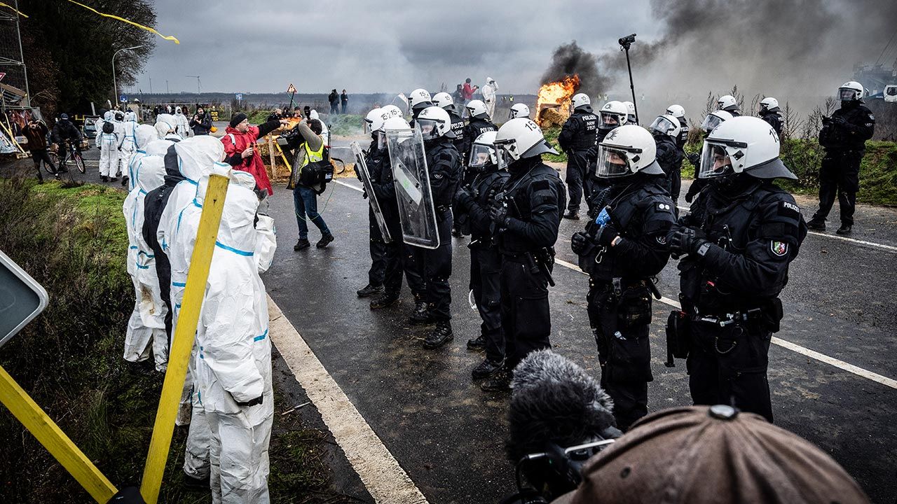 Policja z Nadrenii-Północnej Westfalii wzywa na pomoc kolegów z całego kraju (fot. Bernd Lauter/Getty Images) Policja z Nadrenii-Północnej Westfalii wzywa na pomoc kolegów z całego kraju (fot. Bernd Lauter/Getty Images)
