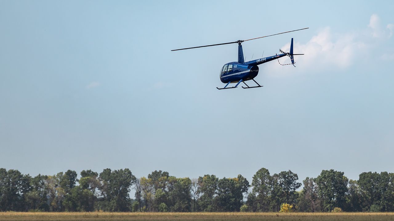 Prywatny helikopter rozbił się w lesie w okolicach Malawy pod Rzeszowem. Na miejscu pracują liczne zastępy straży pożarnej.