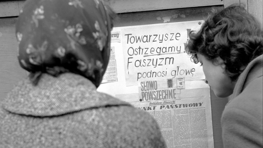 Warszawa, 16.10.1956 r. Walka na teksty w okresie VIII Plenum KC, na którym Władysław Gomułka poddał krytyce dotychczasowy styl sprawowania władzy. Nz. Artykuł Bolesława Piaseckiego w „Słowie Powszechnym”, wywieszony na tablicy na Uniwersytecie Warszawskim. Fot. PAP/CAF/Walczyński