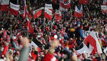 Nie było płotów, były przyśpiewki klubów piłkarskich. Przez lata Zakopane zmieniło się nie do poznania (Fot. PAP) Michał Sieczko, skoki narciarskie, PŚ w Zakopanem, skoki Zakopane