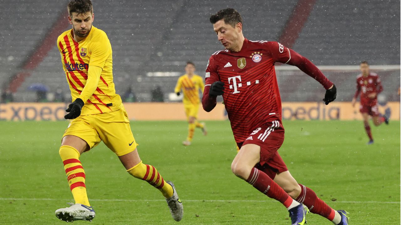 Najprawdopodobniej już niebawem Gerard Pique i Robert Lewandowski zasiądą w jednej szatni (fot. Getty).