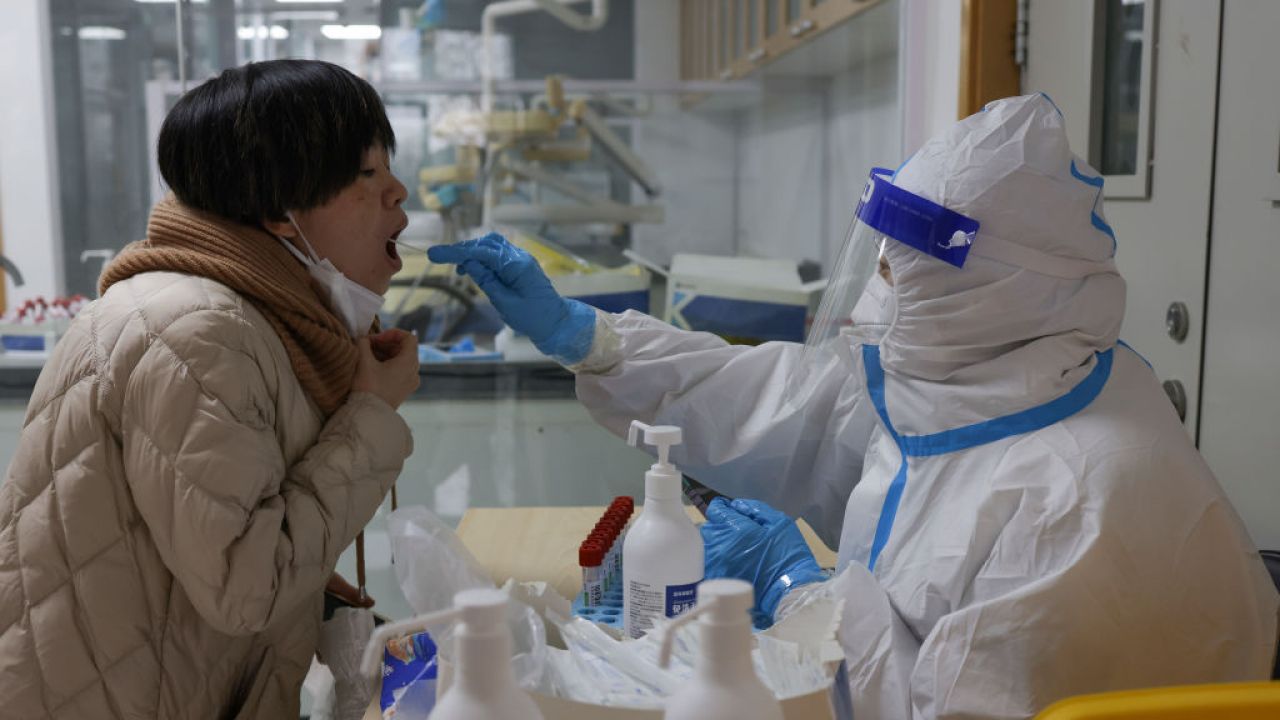 Chiny wciąż prowadzą ostrą walkę z koronawirusem. (Fot. Lintao Zhang/Getty Images)
