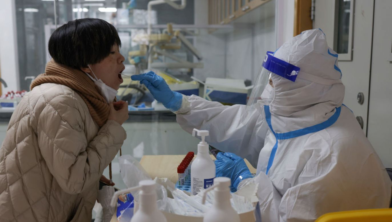 Chiny wciąż prowadzą ostrą walkę z koronawirusem. (Fot. Lintao Zhang/Getty Images)