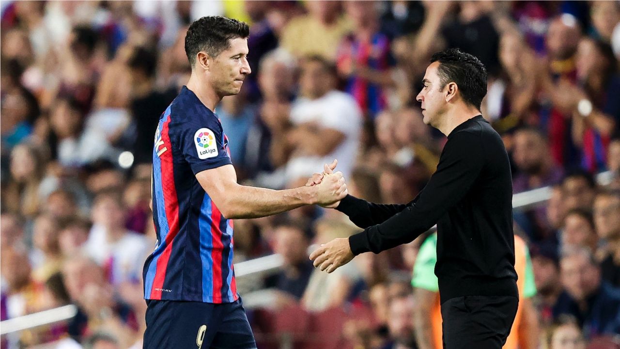 Robert Lewandowski i Xavi (fot. Getty)
