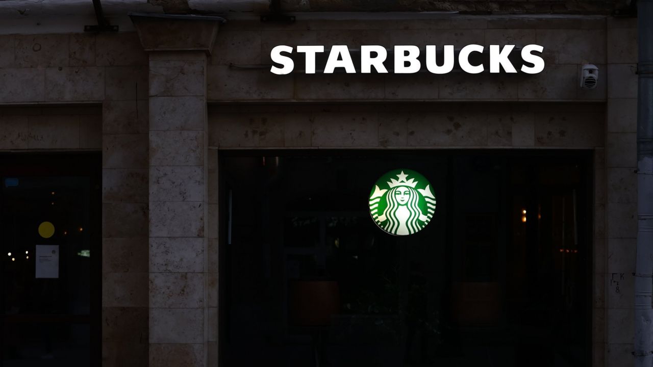 Starbucks znika z Rosji (fot. Sefa Karacan / Anadolu Agency)