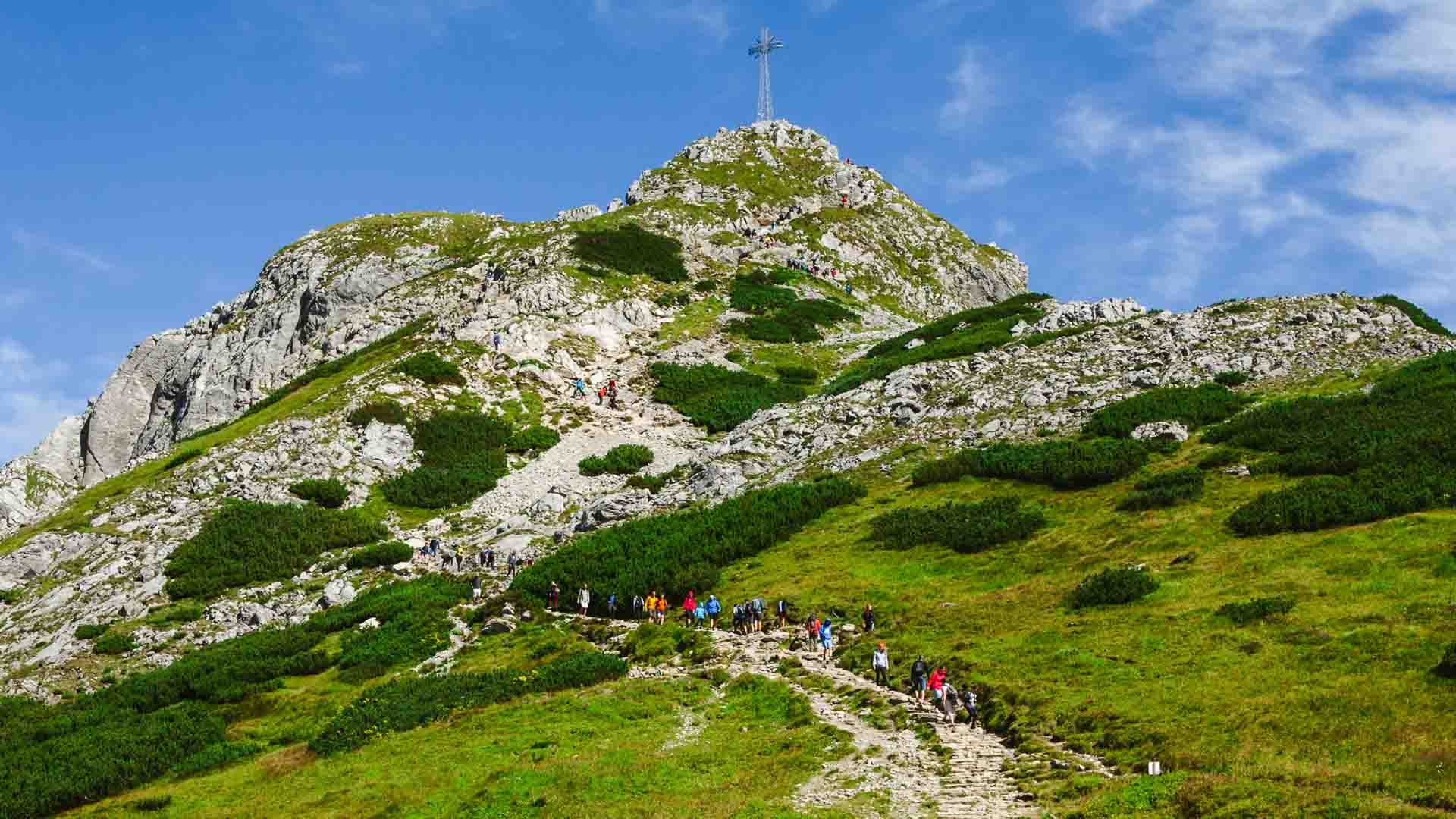 Giewont, symboliczna góra Zakopanego z charakterystycznym krzyżem na szczycie, turystom przypomina śpiącego rycerza. Masyw ten składa się z trzech wierzchołków i osiąga wysokość 1894 m n.p.m. Fot. Maciej Dubel/ Shutterstock