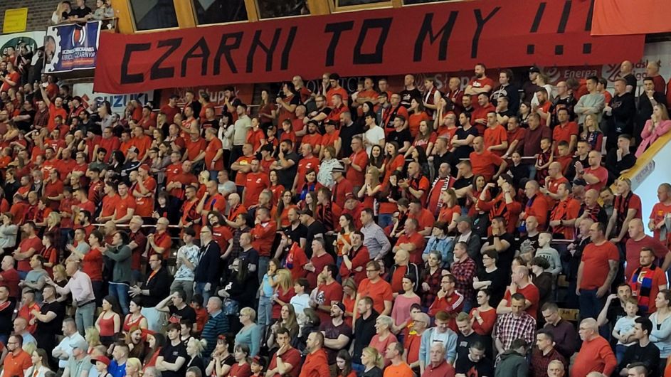Kibice Czarnych Słupsku zapełniają halę "Gryfia", by żywiołowo wspierać swój klub (fot. własne) Kibice Czarnych Słupsku zapełniają halę "Gryfia", by żywiołowo wspierać swój klub (fot. własne)
