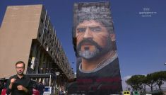 Diego Maradona uwieczniony na muralu (fot. TVP)