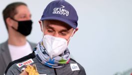 Piotr Żyła wpatrzony w swój drugi złoty medal mistrzostw świata (fot. PAP).