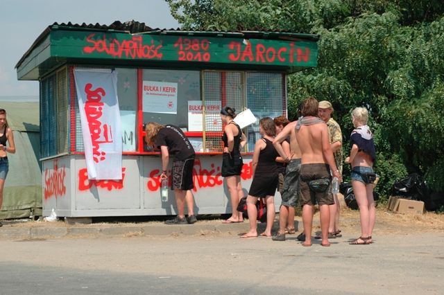 Bułka, maślanka, kefir... czyli podstawowe wsparcie uczestników festiwalu (fot. Krzysztof Świdrak)