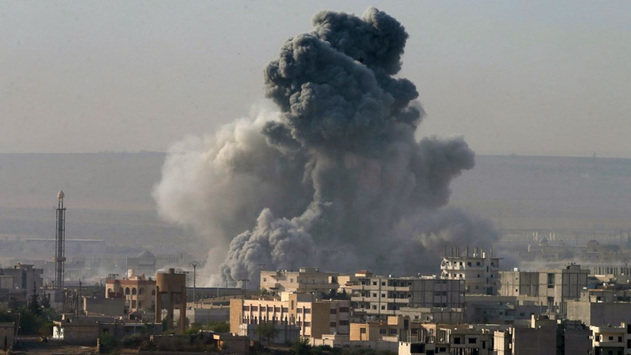 Dym nad oblężonym Kobane	(fot. PAP/EPA/TOLGA BOZOGLU)