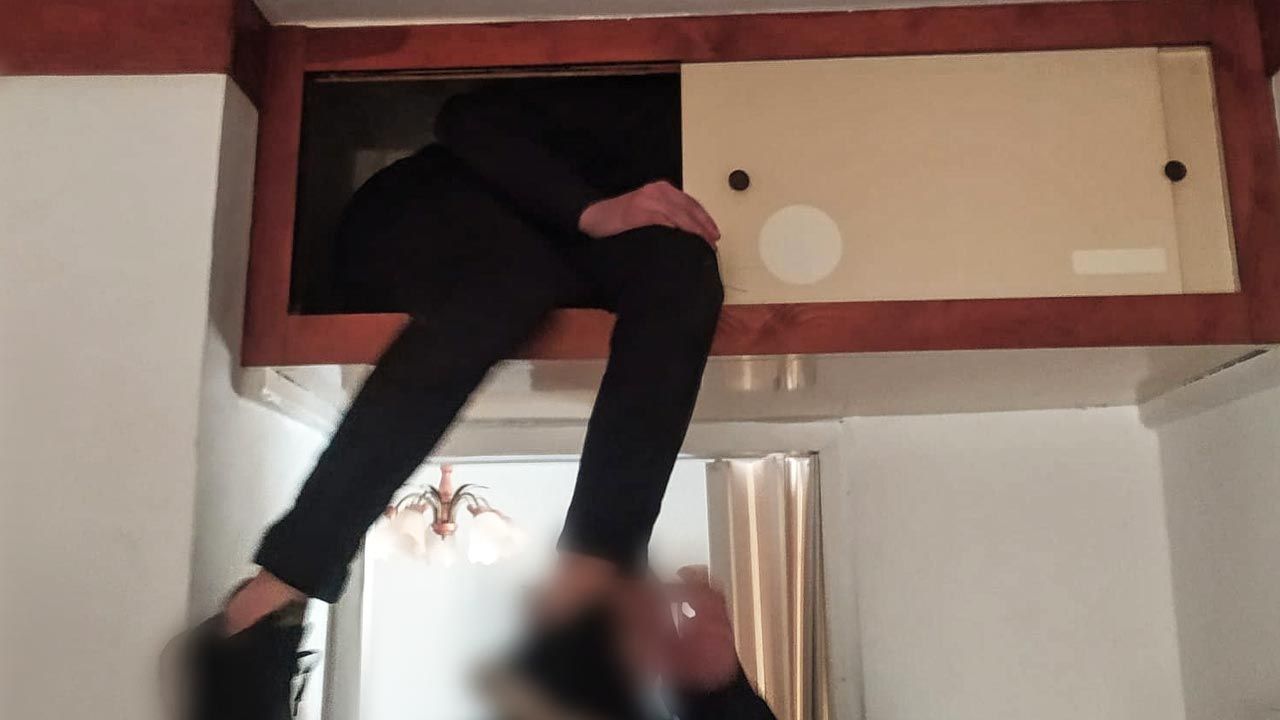 Przed funkcjonariuszami ukrył się w podwieszonym pawlaczu (fot. Policja) Przed funkcjonariuszami ukrył się w podwieszonym pawlaczu (fot. Policja)