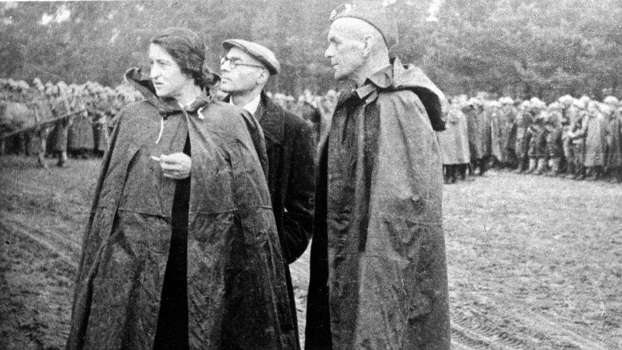 Ogólne teksty programowe o Armii Czerwonej i ojczyźnie sowieckiej pisała Wanda Wasilewska (pierwsza od lewej, obok, jedna z przywódców działającego w Moskwie, a złożonego z komunistów Związku Patriotów Polskich. ZPP stał się organizatorem nowej armii gen. Zygmunta Berlinga – pierwszy od prawej, obok Alfred Lampe (publicysta, działacz komunistyczny) i Wasilewska, główni działacze ZPP. Fot. PAP/CAF