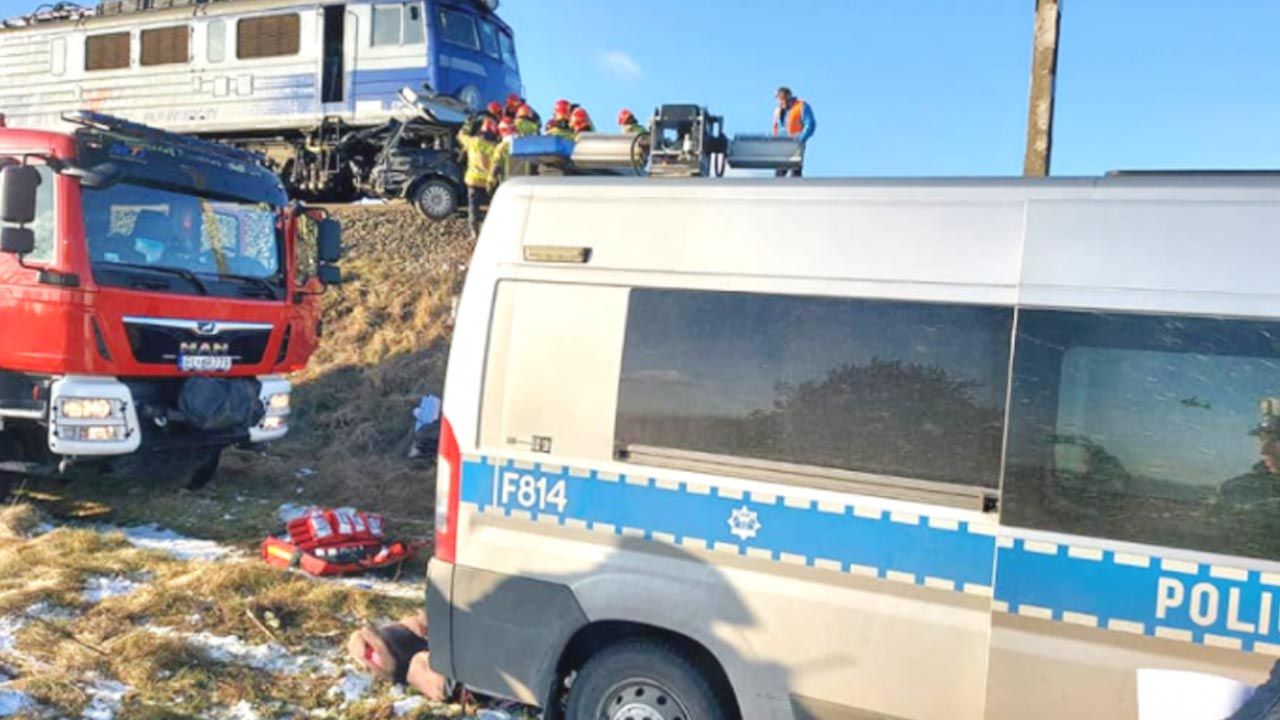 Auto osobowe wjechało pod pociąg (FOT. POLICJA) Auto osobowe wjechało pod pociąg (FOT. POLICJA)