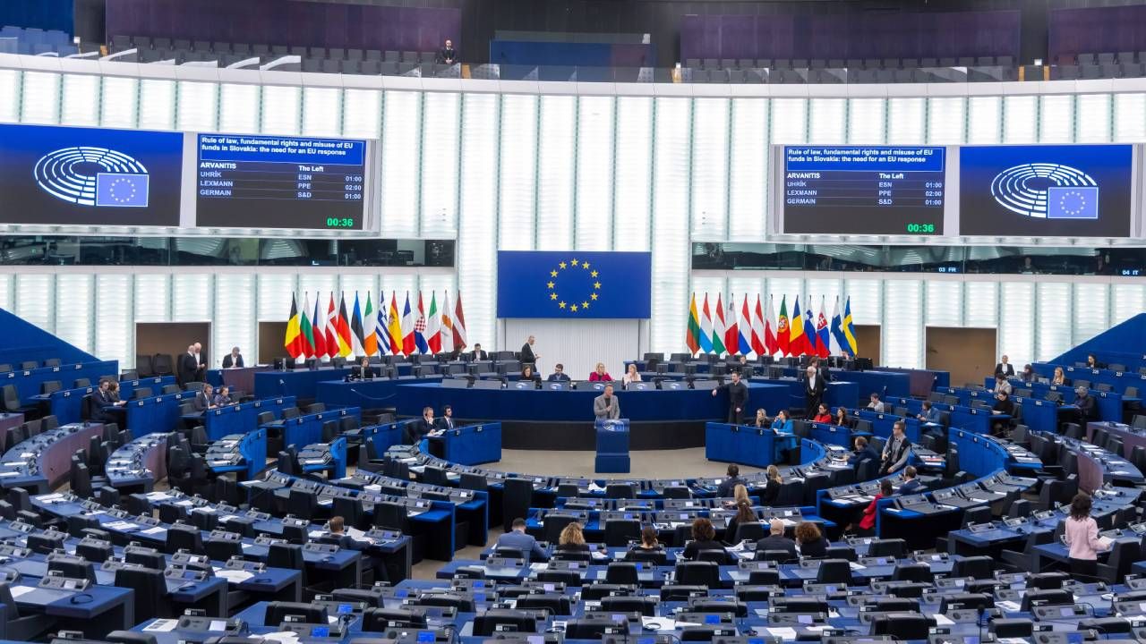 Rząd Fico w ogniu krytyki UE. Kontrowersyjne reformy i korupcja