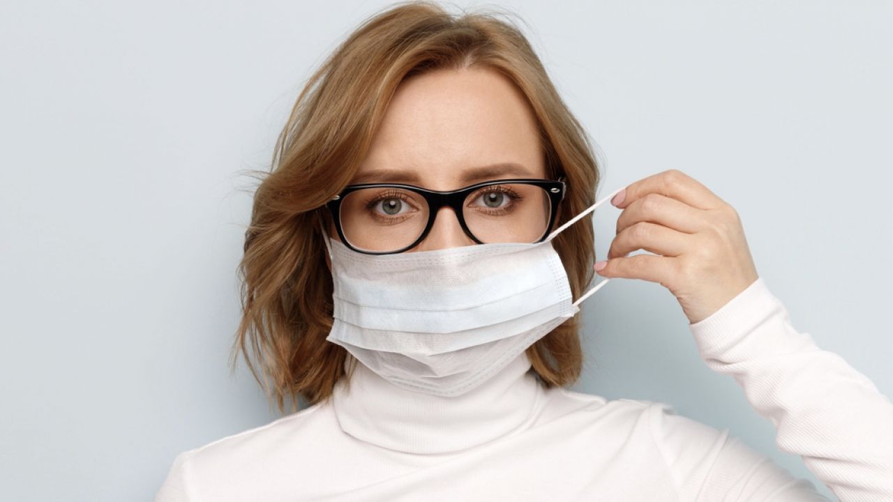 Regularne noszenie okularów zmniejsza nawyk dotykania okolic oczu (fot. Shutterstock/DimaBerlin) Regularne noszenie okularów zmniejsza nawyk dotykania okolic oczu (fot. Shutterstock/DimaBerlin)