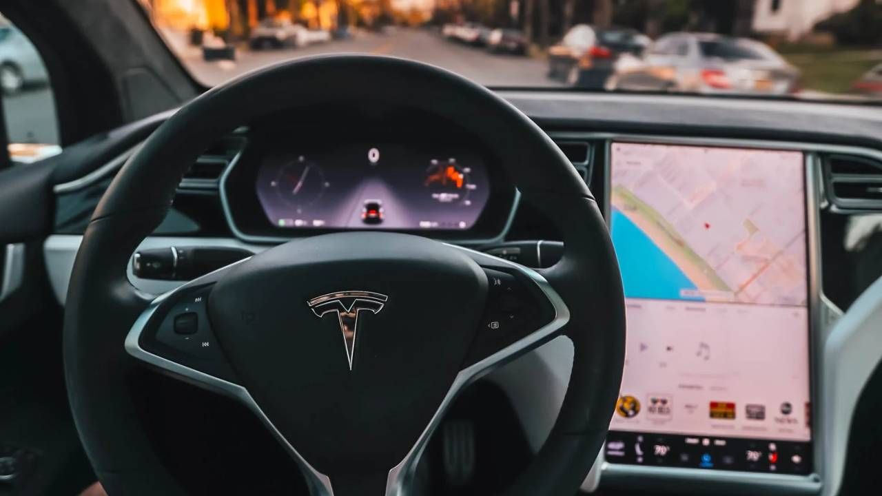 Auta marki Tesla posiadają wiele kamer, ułatwiających między innymi parkowanie (fot. Pexels)