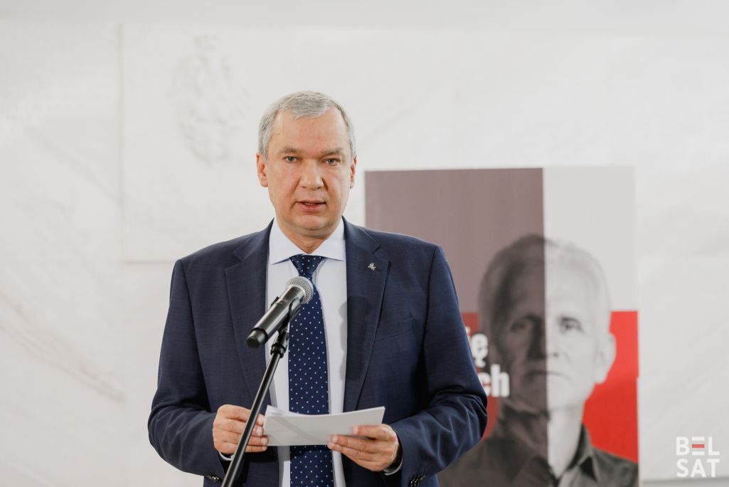 Лідар НАУ Павел Латушка на адкрыцці выставы «Я не баюся, хай яны баяцца», прысвечанай жыццю і дзейнасці Алеся Бяляцкага, якая адкрылася ў польскім Сенаце. Варшава, Польшча. 8 траўня 2024 года. (Фота: Таццяна Верамеева / Белсат)