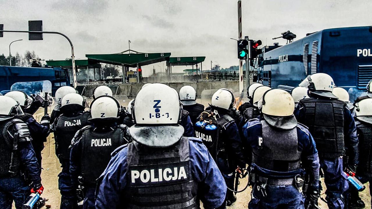 Kilku policjantów zostało rannych (fot. TT/Polska Policja)