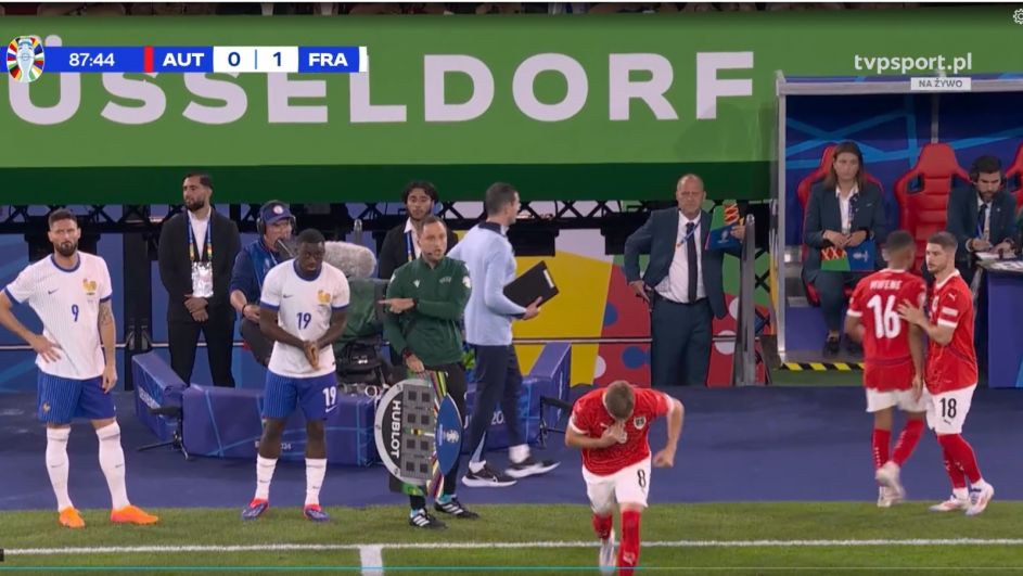 3. Sędzia techniczny rozmawia z sędzią głównym i jednocześnie wskazuje na rezerwowych Francji czekających na wymianę (fot. TVPSPORT.PL) 3. Sędzia techniczny rozmawia z sędzią głównym i jednocześnie wskazuje na rezerwowych Francji czekających na wymianę (fot. TVPSPORT.PL)