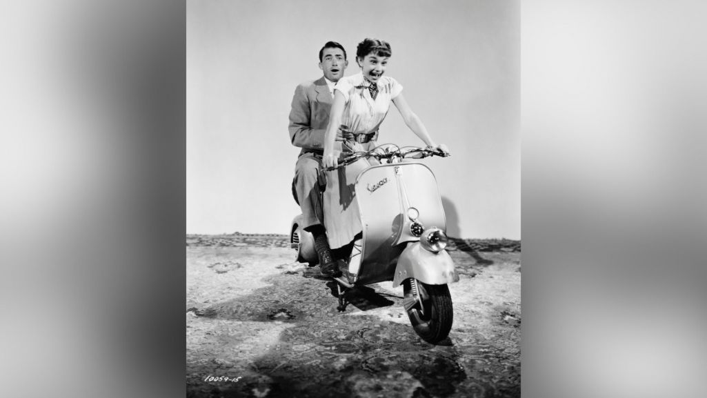 Audrey Hepburn i Gregory Peck na planie zdjęciowym filmu „Rzymskie wakacje” Williama Wylera. Fot. John Springer Collection/ Getty Images