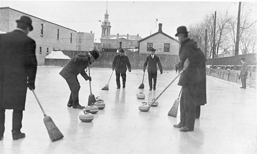 Mężczyźni grają w curling w Toronto, 1909 rok. Fot. Wikimedia