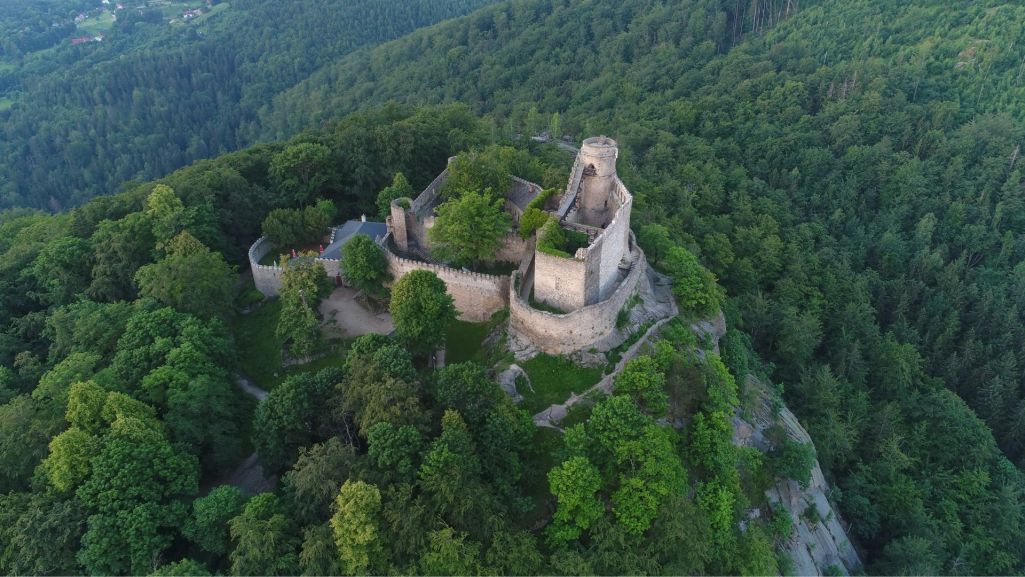 Ruiny zamku Chojnik na szczycie skalistej góry. Fot. Air Vision/Shutterstock