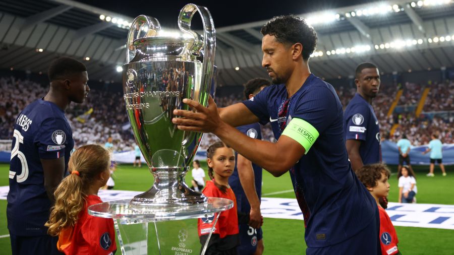 Marquinhos, wraz z kolegami, po zdobyciu Pucharu Europy, mógł  podnieść w geście zwycięstwa także Superpuchar UEFA (Fot.: Chris Brunskill/Fantasista/Getty Images)
