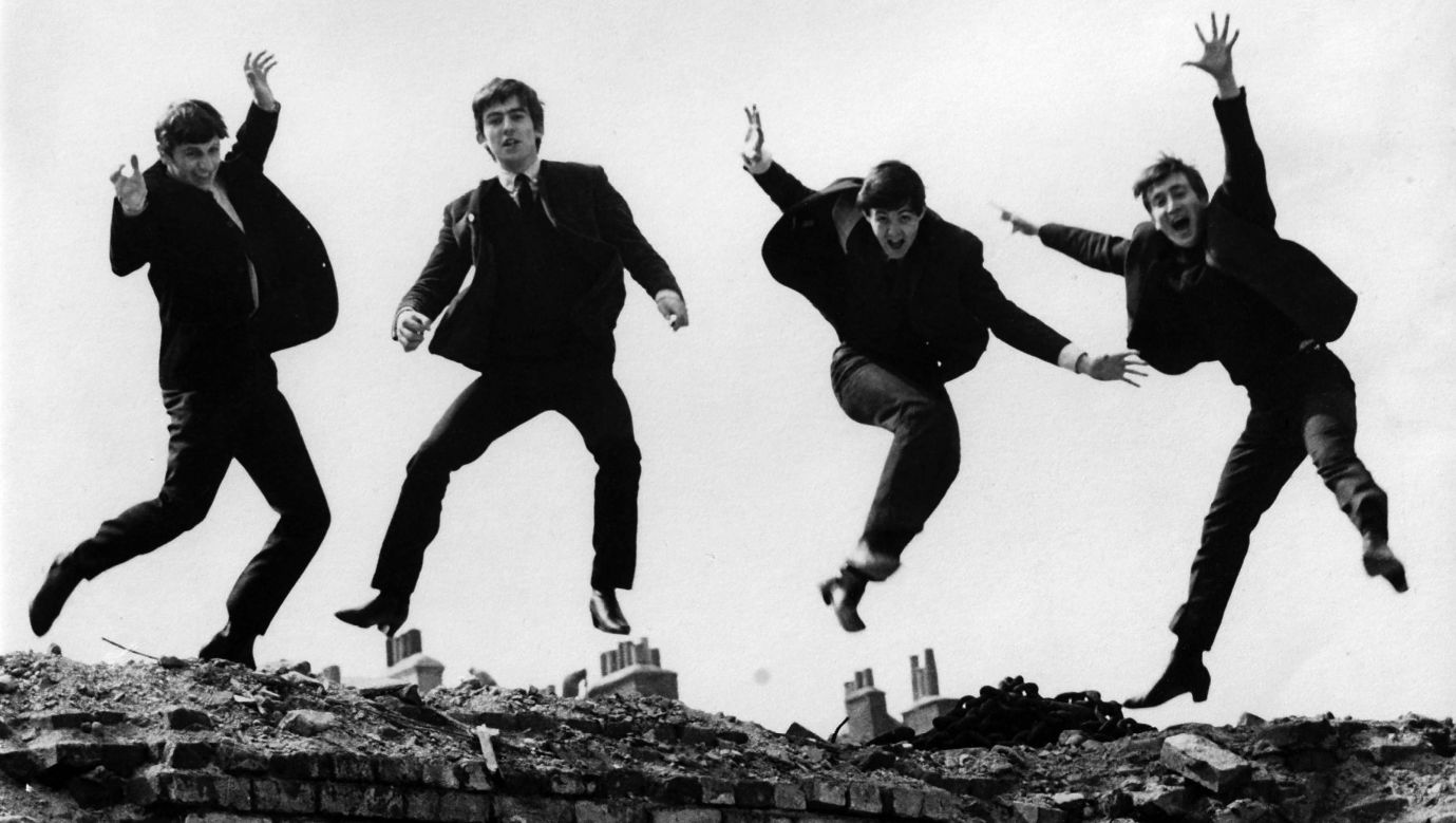 Rok 1963. Ringo Starr, George Harrison, Paul McCartney, John Lennon pozują do zdjęcia, które zostało wykorzystane na minialbumie  "Twist & Shout". Fot. Fiona Adams/Redferns