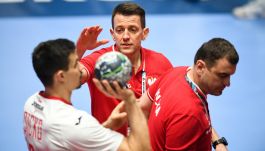 Patryk Rombel (na zdjęciu w środku) wraca do pracy w ORLEN Superlidze (fot. Getty)