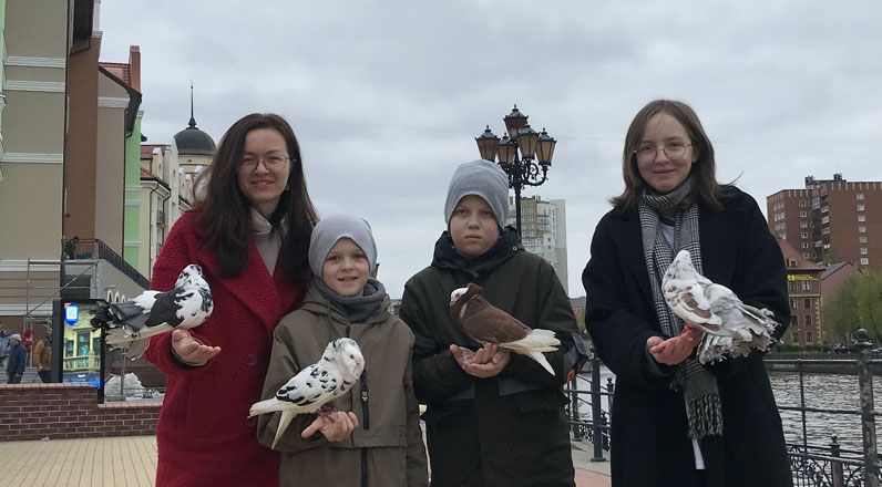 Аляксандра Семянюк з дзецьмі. (Фота: bysol.org)