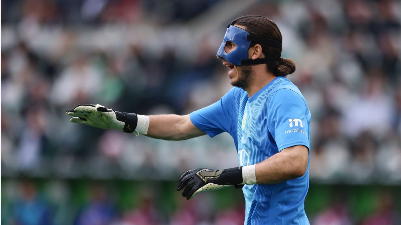 Kamil Grabara stracił trenera w Wolfsburgu (fot. Getty).