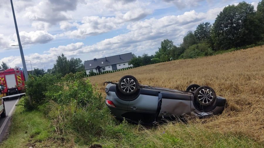 We wtorek (29 lipca) po godz. 12:30 służby otrzymały zgłoszenie o kraksie samochodu osobowego w miejscowości Sosnówka w powiecie grudziądzkim (fot. Komenda Miejska PSP w Grudziądzu)