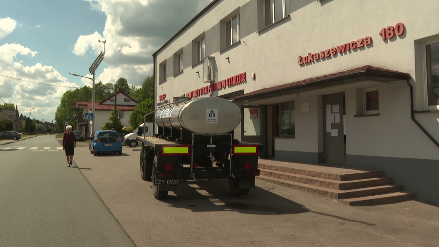 Mieszkańcy są przerażeni! Będą pić wodę z beczkowozów przez 2 lata?  . Fot. TVP3 Katowice