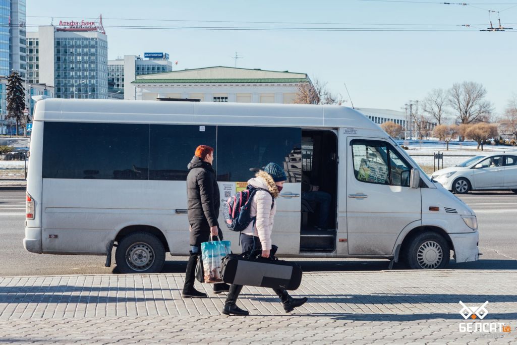 Маршрутнае таксі ў Менску, Беларусь. 9 сакавіка 2021 года. (Фота: Белсат)
