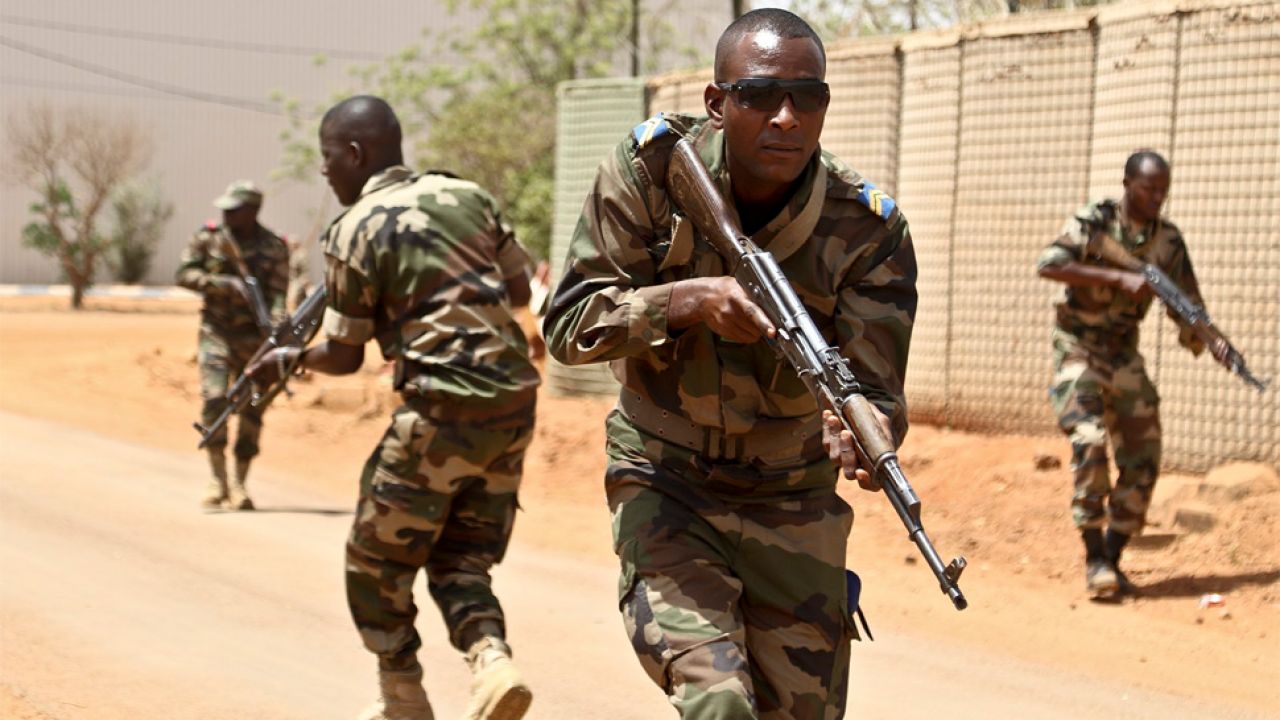 Nigerscy żołnierze walczą z wieloma grupami islamskich ekstremistów (fot. Wiki/USAFRICOM) Nigerscy żołnierze walczą z wieloma grupami islamskich ekstremistów (fot. Wiki/USAFRICOM)