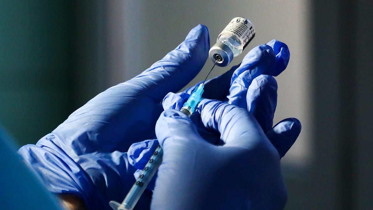 Dzienna liczba szczepień to ok.  2,6 tys. (fot.  Beata Zawrzel/NurPhoto via Getty Images)