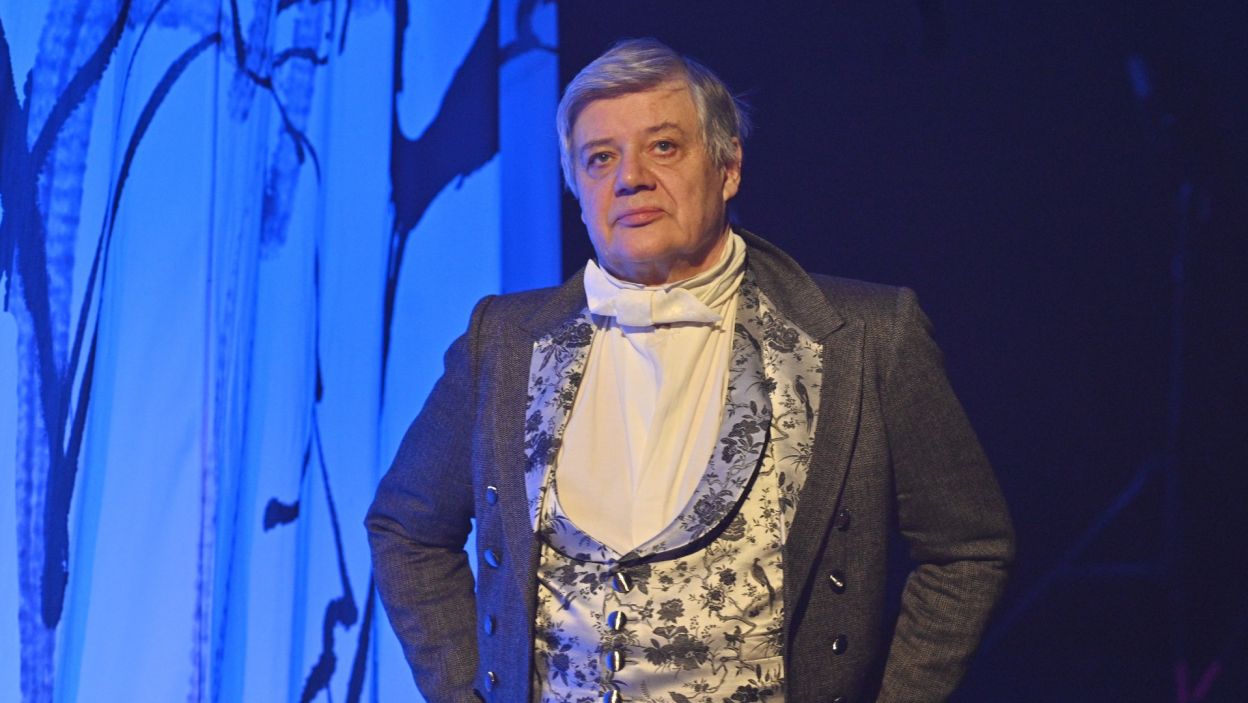 Mirosław Konarowski zagrał rolę towarzyszącego bohaterom lokaja (fot. Jan Bogacz/TVP)